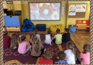 Dzieci oglądają film o tłustym czwartku